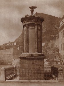 Monument till Dionysos, vinets gud, restes i Aten 335-34 f.Kr. av Lysicrates för att fira sitt lags seger i teatertävlingarna (s/v foto) av European Photographer