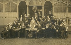 Porträtt av en grupp män, möjligen en fäktklubb (s/v foto) av European Photographer