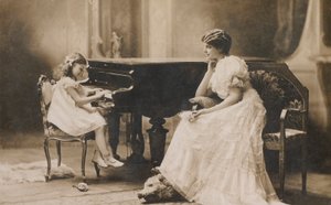 Porträtt av en kvinna som tittar på en ung flicka som spelar piano (svartvitt foto) av European Photographer