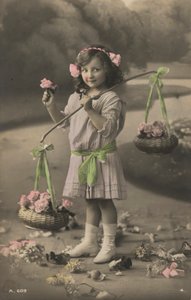 Porträtt av en ung flicka som bär korgar med blommor (foto) av European Photographer