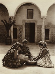 Tunis, Grupp av kvinnor i ett arabiskt hus (svartvitt foto) av European Photographer