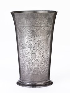Minnesbägare av tenn med slingrande porträtt av Vilhelm III och Maria II, ca 1689-94 (tenn)