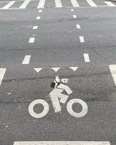 Skylt för cykelbana på gata (digital konst) av Evan Sklar