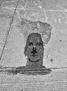 Ansikte på trottoar, ca 2020-24 (digital konst) av Evan Sklar