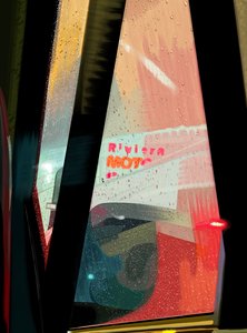 Rivera Motel-skylt sedd från bil en regnig kväll (digital konst) av Evan Sklar