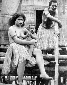 En mor och hennes barn, Papua, Nya Guinea, 1936.