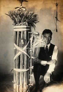 Antonio Floridi poserar nära fasces av liktorer gjorda av öron av vete. Gård som ägs av Camillo Frizzoni, i Morengo, provinsen Bergamo. Ovanpå fasces är ett foto av Mussolini av F. Frizzoni
