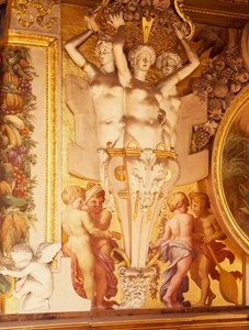 Fresker och stuckaturer i Francis I:s galleri i Chateau de Fontainebleau, Frankrike (ett världsarv av UNESCO av F. and Rosso Fiorentino G. Primaticcio