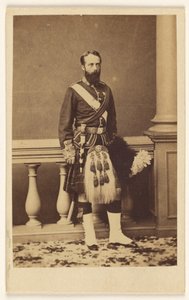 [Oidentifierad skäggig man i kilt, stående] av F. W. Baker