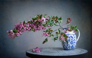 Rosa blommor i blå vas av Fangping Zhou