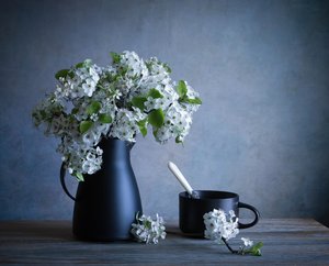 Stilleben med vårblommor