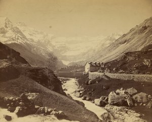 [Floden rinner genom bergsdalen]