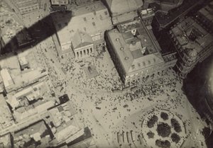[Stadsbild med skugga av luftskepp]