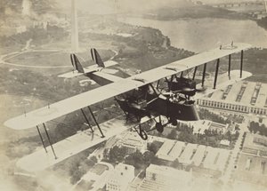 [Flygande flygplan över Washington D.C.] av Fedele Azari