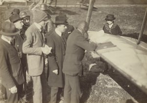 [Grupp runt kanten på en vinge på en Caproni Ca. 3 (flygplan)]