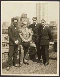 [Grupporträtt av F. Vecchi, Dr. Brinton, F. Azari och O.L. Foletti]