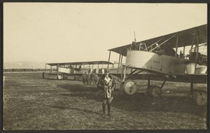 [Man framför flygplan]