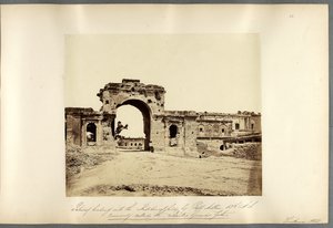 Port som leder in till residencyen, Lucknow av Felice Beato