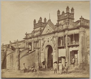 Port som leder in i Kaiserbagh av Felice A. Beato