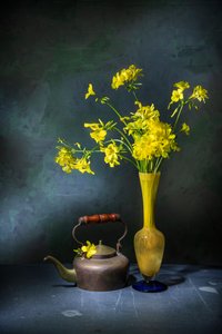 Vintage-tekanna med gula blommor