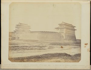 [Anting Gate i Peking efter kapitulationen - 21 oktober 1860 - De brittiska och franska trupperna i besittning] av Felice Beato