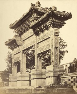 Båge i Lamatemplet nära Peking av Felice Beato