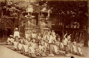 Burmesisk lilliputt dansade inför F.A. Victor i Mandalay av Felice Beato