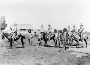 Dacoits som tas in av beridet infanteri, c.1890