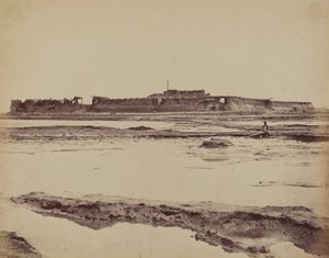 Exteriör av North Taku Fort på Peiho River, visar den engelska och franska ingången, 21 augusti 1860. av Felice Beato