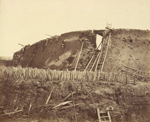 Utsidan av Taku North Fort omedelbart efter dess fångst av Storm av Felice Beato
