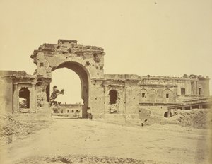 Port som leder in i The Residency, vanligen Bailee Guard Gate, som innehas av överstelöjtnant R.H.M. Aitken, av den 13:e Bengalen