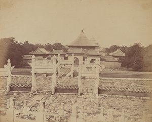 Interiör och bågar av himlens tempel där kejsaren offrar en gång om året, i den kinesiska staden Pekin, oktober 1860 av Felice Beato