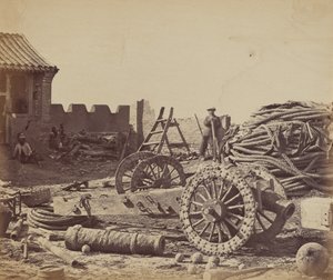 Interiör av Pehtang Fort som visar magasinet och träpistolen, 1 augusti 1860 av Felice Beato