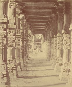 Interiör av det hinduiska templet i Kootub av Felice Beato