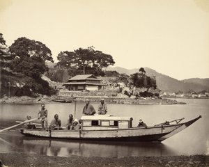 [Japanskt skrot i kanalen, Nagasaki] av Felice Beato