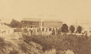 Modern byggnad och utsikt över Hong Kong av Felice Beato