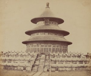 Himmelens heliga tempel där kejsaren offrar en gång om året, i den kinesiska staden Pekin, oktober 1860 av Felice Beato