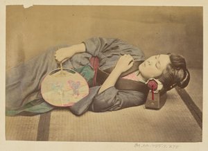 [Sovande japansk kvinna som håller i en solfjäder] av Felice Beato