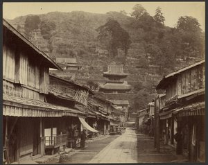 Temple Street, Native Town, Nagasaki av Felice Beato