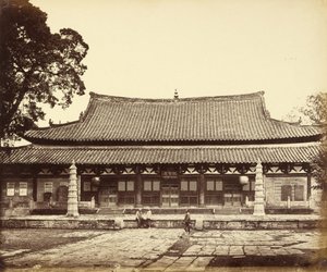[Tempel i Tartarkvarteren, Kanton, Kina] av Felice Beato