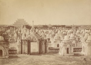 450-pagoden från Centralpagoden - Mandalay av Felice Beato