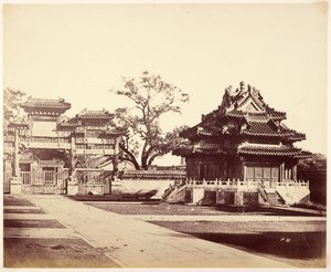 [Det stora kejserliga palatset, Peking] av Felice Beato