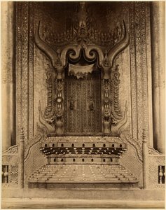 The-ha-thana eller løvernes trone i Myei-nan eller Main Audience Hall i paladset i Mandalay, Burma, slutningen af det 19. århundrede (albumin print) swed av Felice Beato