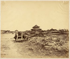 [Övre delen av Pekings mur som togs i besittning den 14 oktober 1860 visar de kinesiska kanonerna riktade mot våra batterier]. av Felice Beato