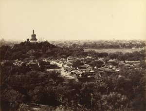 [Vy över trädgårdarna och buddisttemplet i Peking] av Felice Beato