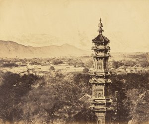 Utsikt över sommarpalatset. Yuan Ming Yuan Pagoda. Före bränningen, Pekin, 18 oktober 1860