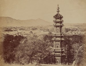 Utsikt över sommarpalatset Yuen Min Yuen, Pekin, visar pagoden..., oktober 1860, 1860. av Felice Beato