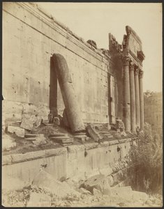 Baalbek, lutande kolonn av Félix Bonfils