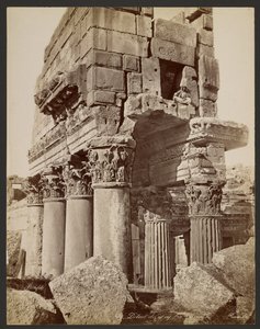 Detalj av kapitälen i pronaos i Baalbek av Félix Bonfils