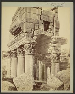 Detalj av kapitäl i pronaos i Baalbek av Félix Bonfils